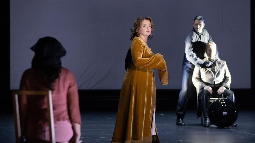 Die Kaiserin muss sich entscheiden, ob sie der Färberin die Fruchtbarkeit raubt: Szene aus Richard Strauss' Oper "Die Frau ohne Schatten" am Nürnberger Opernhaus, Regie Jens-Daniel Herzog.