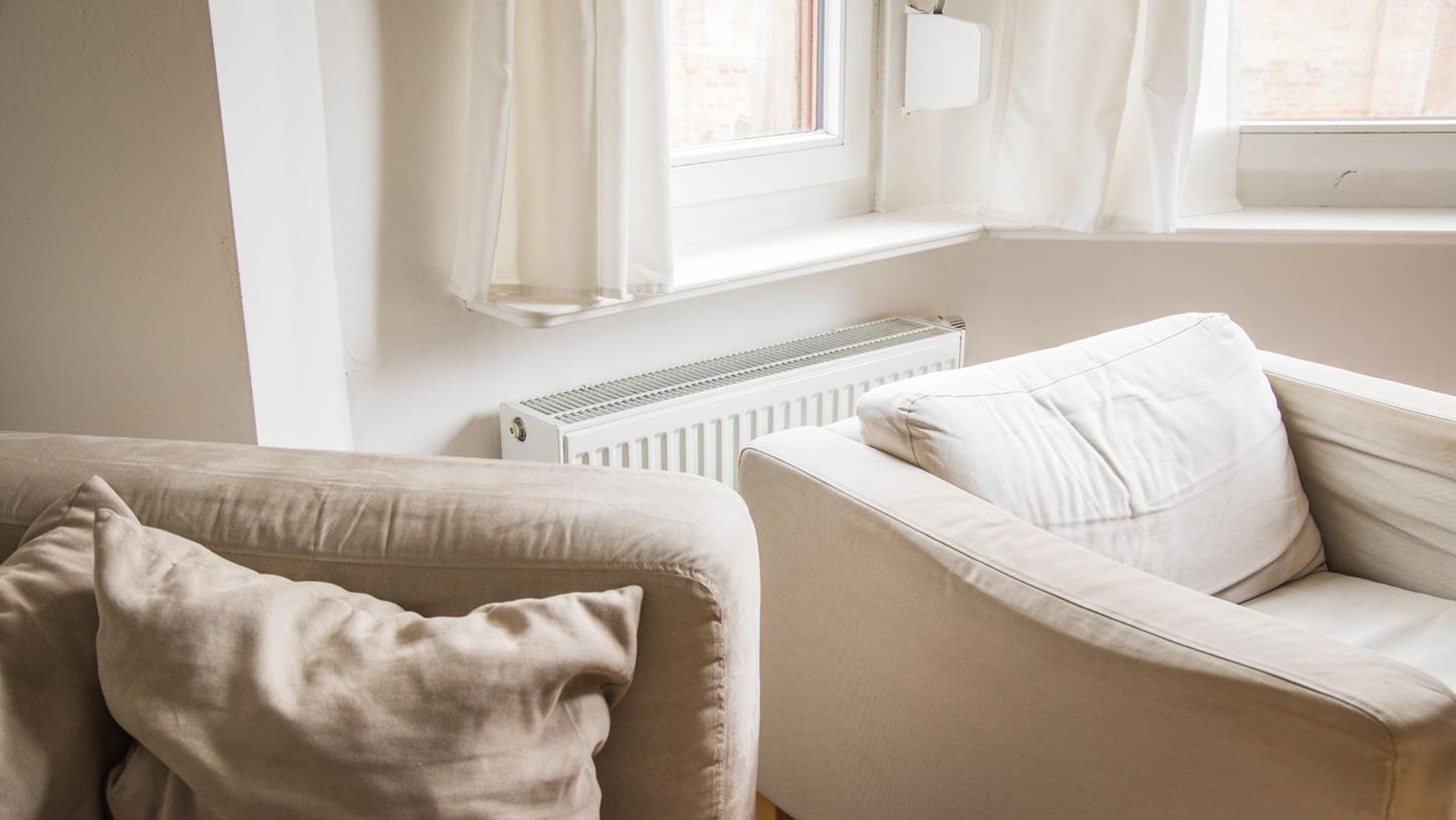 Ein Sofa sollte rund 30 Zentimeter von den Heizkörper entfernt stehen, damit deren Wärme sich gut verteilen kann.