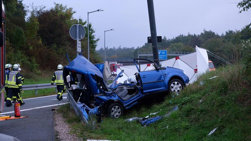Tragischer Unfall auf der A9: Frau prallt mit Wagen frontal gegen Pfeiler und stirbt