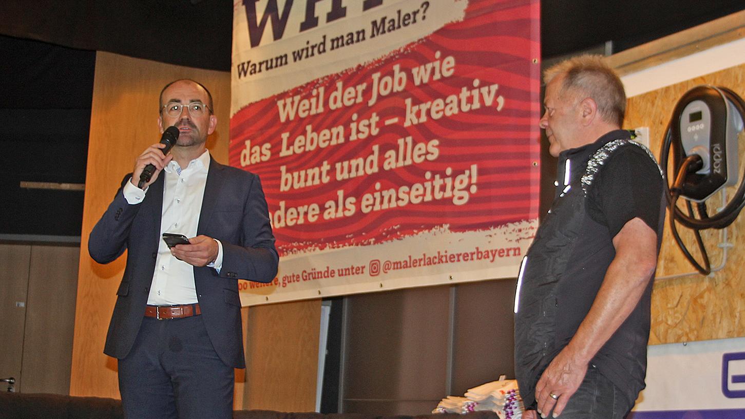 Der Vorsitzende des Handwerker- und Gewerbevereins Harald Lumpi (rechts) hat zusammen mit Bürgermeister Markus Holzammer (links) die Leistungsschau in der Bürgerhalle eröffnet. Der Vorsitzende des Handwerker- und Gewerbevereins Harald Lumpi (rechts) hat zusammen mit Bürgermeister Markus Holzammer (links) die Leistungsschau in der Bürgerhalle eröffnet.