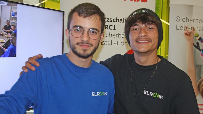 Auszubildende und gute Kollegen: Thomas Kotrini und Ajay Ramalingam am Stand der Elronik GmbH. Auszubildende und gute Kollegen: Thomas Kotrini und Ajay Ramalingam am Stand der Elronik GmbH.