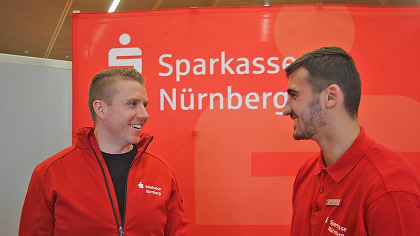 Sebastian Friedl (rechts), hier im Gespräch mit seinem Chef, Geschäftsstellenleiter Stephan Gößwein, ist Auszubildender bei der Sparkasse Nürnberg.