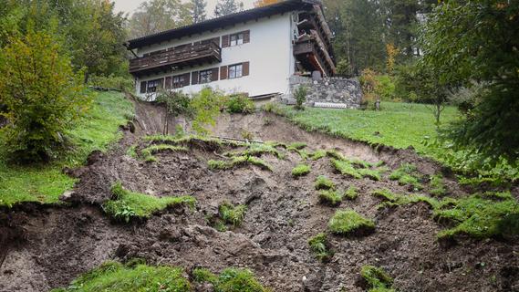 Gruselig: Haus in Bayern rutscht ab, während Familien darin schlafen