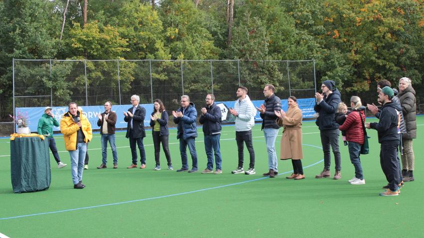 Hockey-Abteilungsleiter Joe Oehl (in gelb) eröffnete am Tag der Deutschen Einheit offiziell den neuen Kunstrasenplatz im Horst-Ludwig-Stadion.
