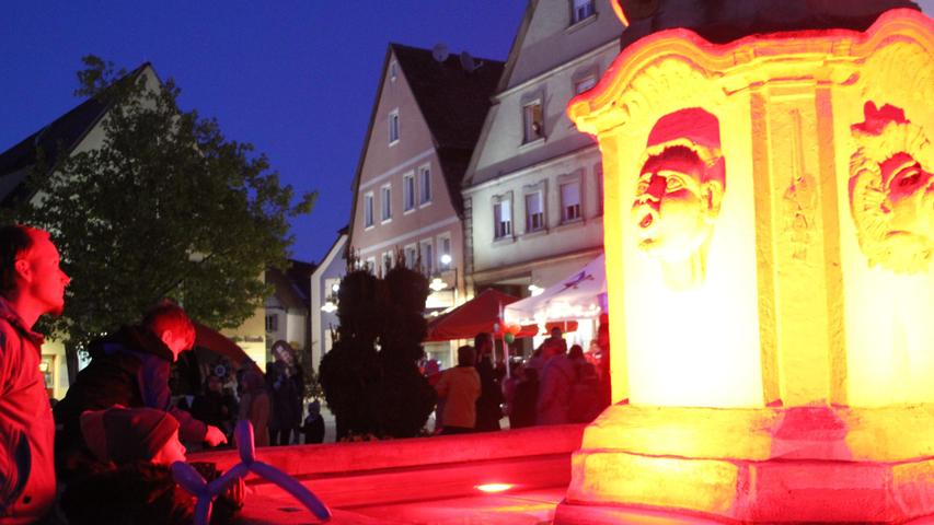 Selbst der Brunnen auf dem Marktplatz war in rotes Licht getaucht.  