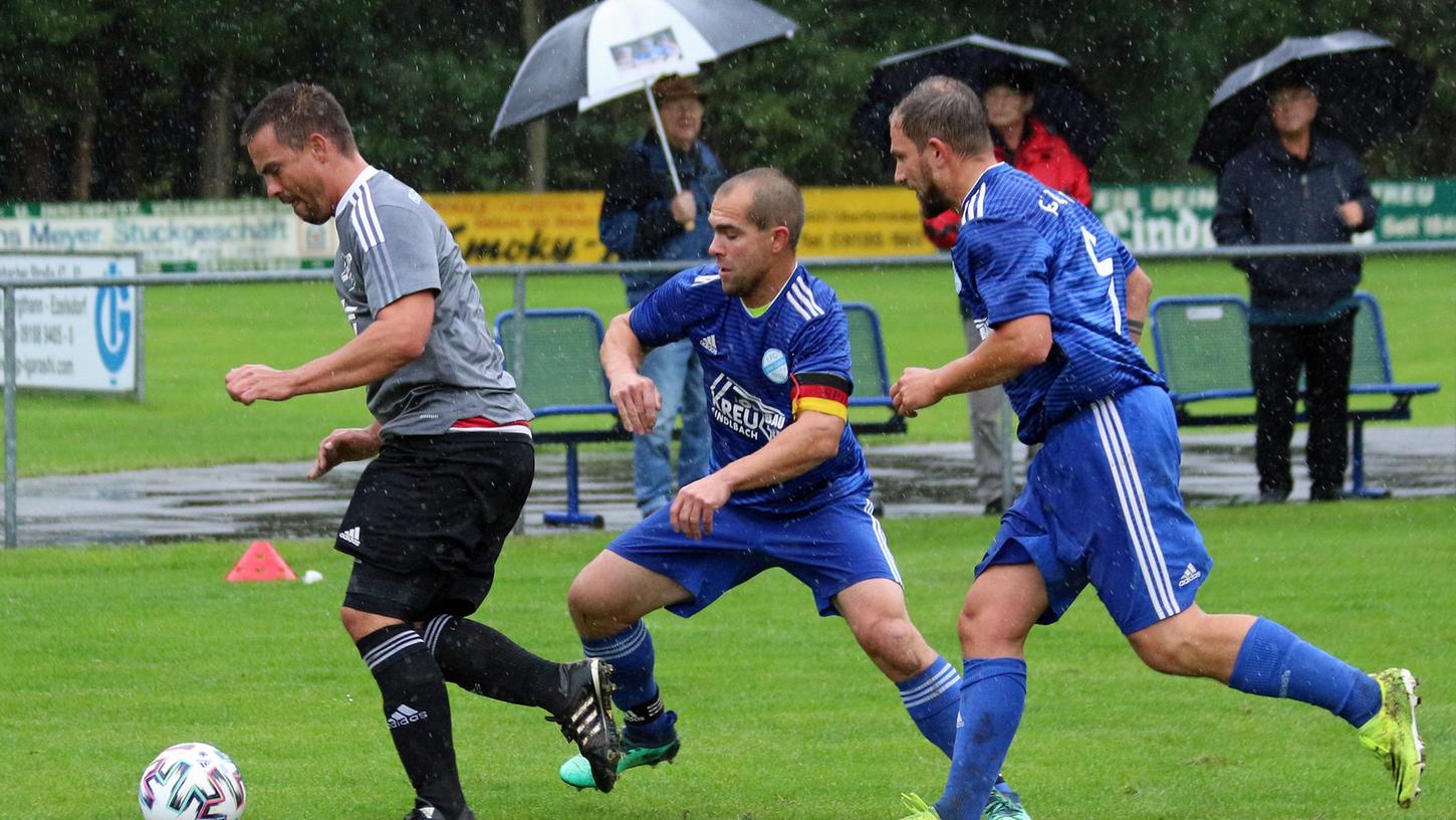 Andreas Mederer (links) und sein FSV Oberferrieden behielten im Duell der Aufsteiger mit 5:1 die Oberhand. In dieser Szene hatten die Sindlbacher Johannes Reif (Mitte) und Florian Reif das Nachsehen. Andreas Mederer (links) und sein FSV Oberferrieden behielten im Duell der Aufsteiger mit 5:1 die Oberhand. In dieser Szene hatten die Sindlbacher Johannes Reif (Mitte) und Florian Reif das Nachsehen.