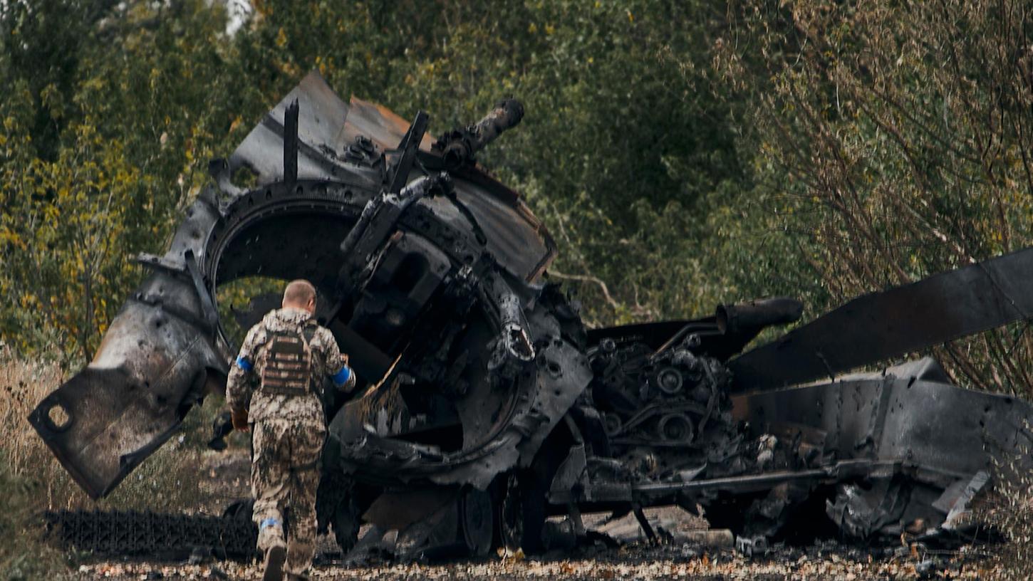 Ein ukrainischer Soldat geht an einem russischen Panzer vorbei, der bei einem Gefecht in einem gerade befreiten Gebiet auf der Straße nach Balakliia in der Region Charkiw beschädigt wurde.
