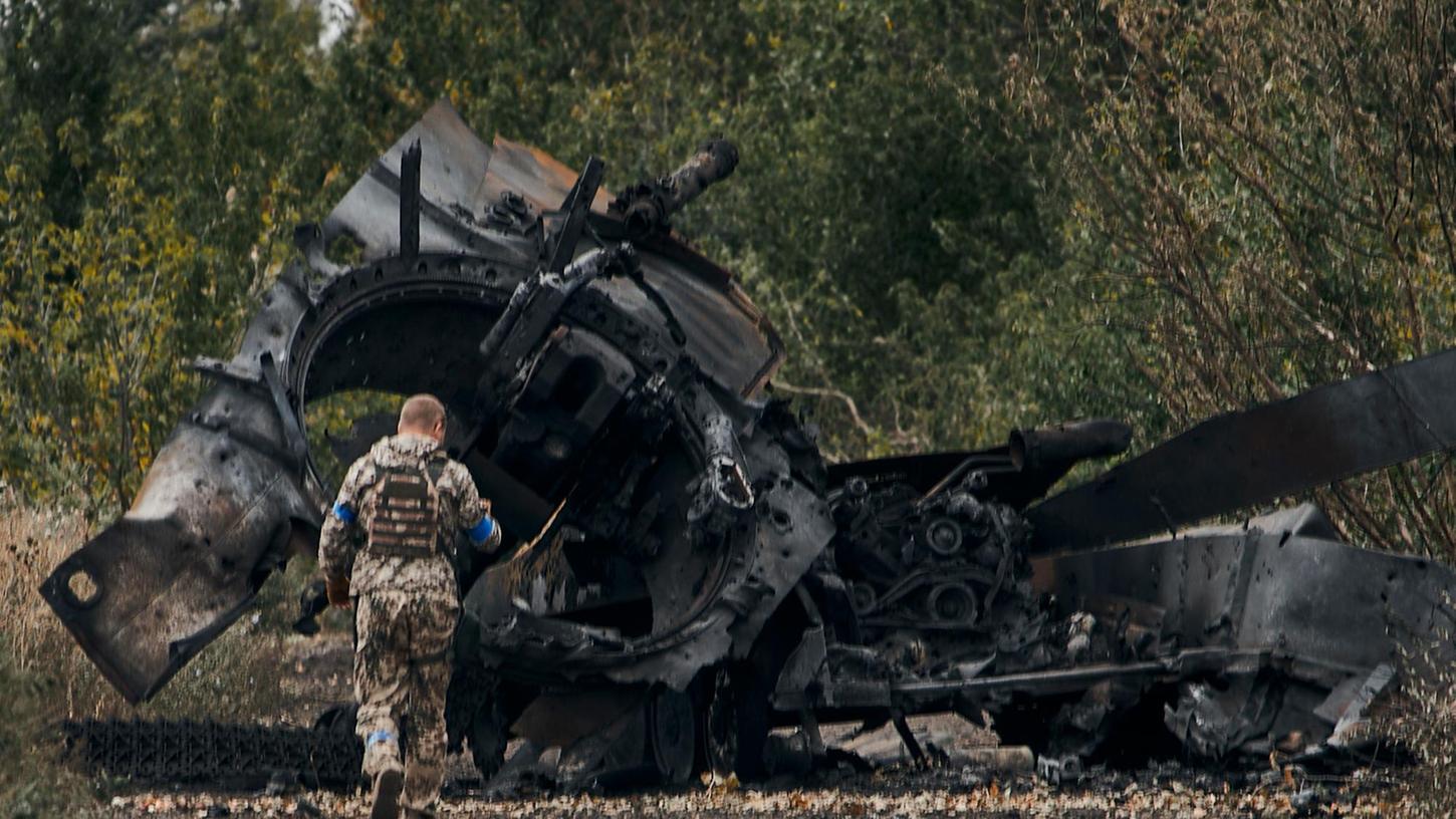 Ein ukrainischer Soldat geht an einem russischen Panzer vorbei, der bei einem Gefecht in einem gerade befreiten Gebiet auf der Straße nach Balakliia in der Region Charkiw beschädigt wurde.
Ein ukrainischer Soldat geht an einem russischen Panzer vorbei, der bei einem Gefecht in einem gerade befreiten Gebiet auf der Straße nach Balakliia in der Region Charkiw beschädigt wurde.
