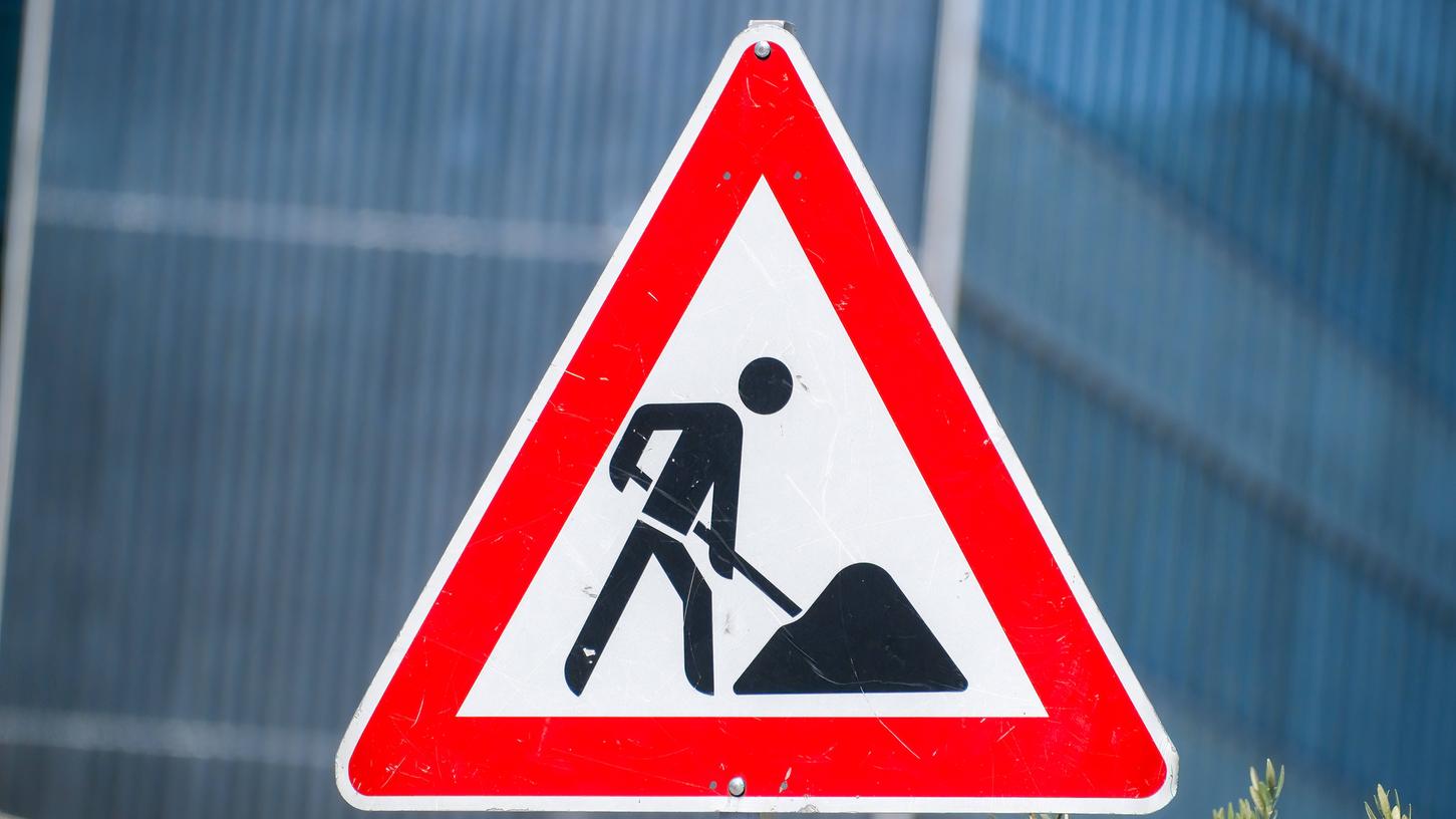Die B13 südlich von Ansbach ist für etwa 24 Stunden gesperrt. Die B13 südlich von Ansbach ist für etwa 24 Stunden gesperrt.