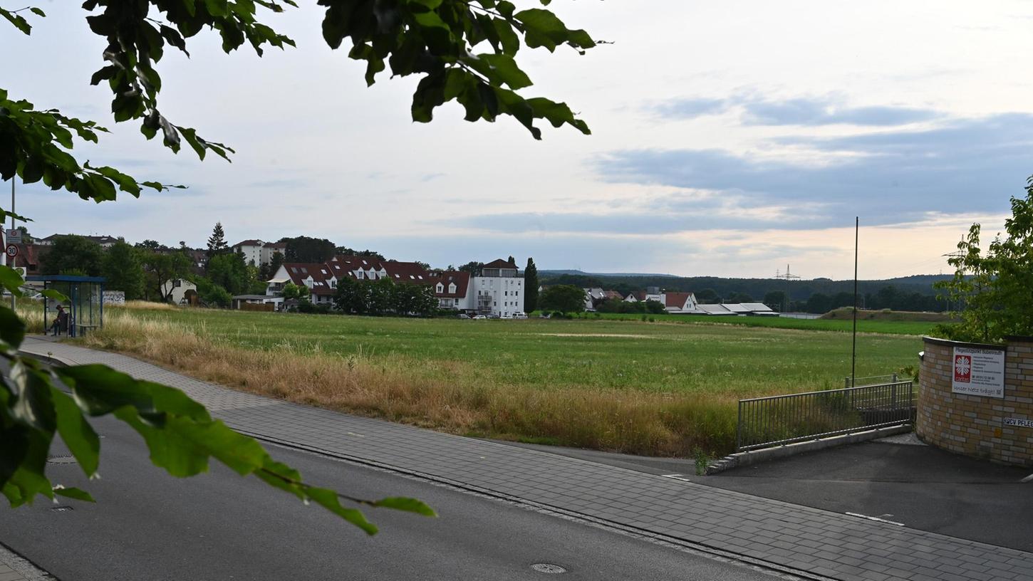 Die Posteläcker sollen bebaut werden, damit die Geigenbauersiedlung (hinten) und der alte Ortskern von Bubenreuth zusammenwachsen.
