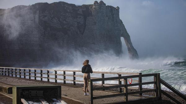 Wie der Reiseführer mitteilte, leide Frankreich aktuell unter schweren Küstenerosionen. Diese seien mehr vom Tourismus als vom Klimawandel verursacht. Außerdem sollen vermehrt Erdrutsche bemerkt worden sein, die auf den erhöhten Fußgängerverkehr zurückzuführen sind. Als Beispiel wird das Gebiet Étretat in der Normandie genannt. In der kleinen Stadt musste dem Reiseführer zufolge im vergangenen Jahr die Kläranlage wegen Wartungsarbeiten geschlossen werden, weil sie die dreifache Anzahl an Besucherinnen und Besuchern im Vergleich zu ihrer normalen Bevölkerung nicht mehr bewältigen konnte.