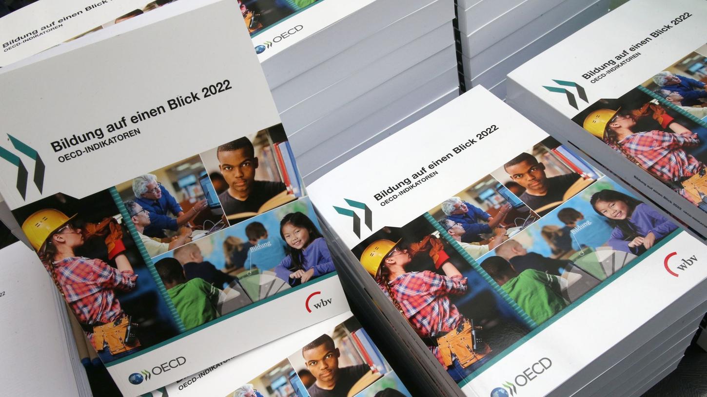 Exemplare der neuen OECD-Studie "Bildung auf einen Blick" liegen vor Beginn der Bundespressekonferenz zur Vorstellung bereit.