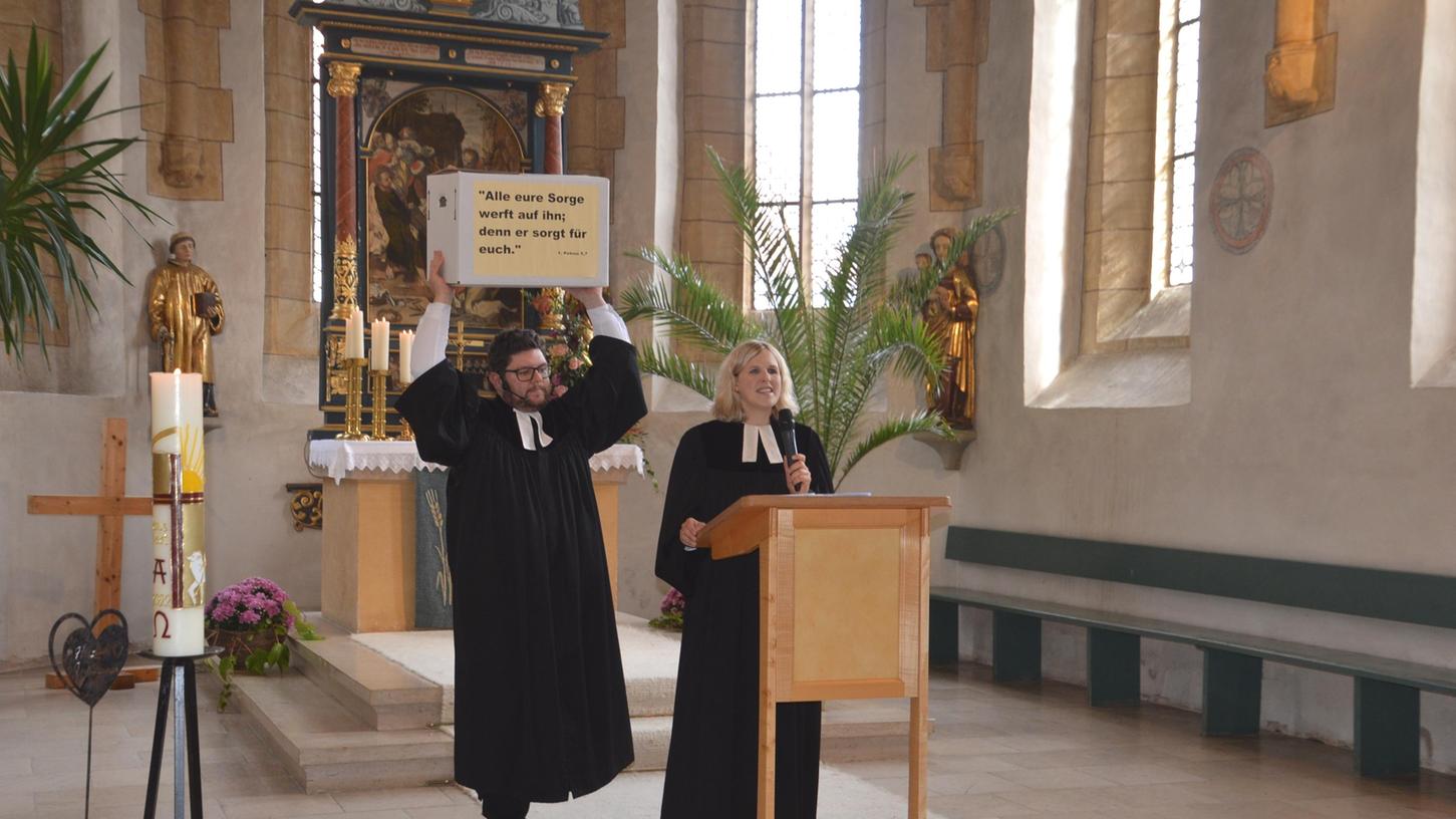  Eine Kiste voller Erinnerungen an die sechsjährige Zeit am Hesselberg präsentierten Pfarrer Michael Babel und Pfarrerin Anna Schuh bei ihrer gemeinsamen Predigt.