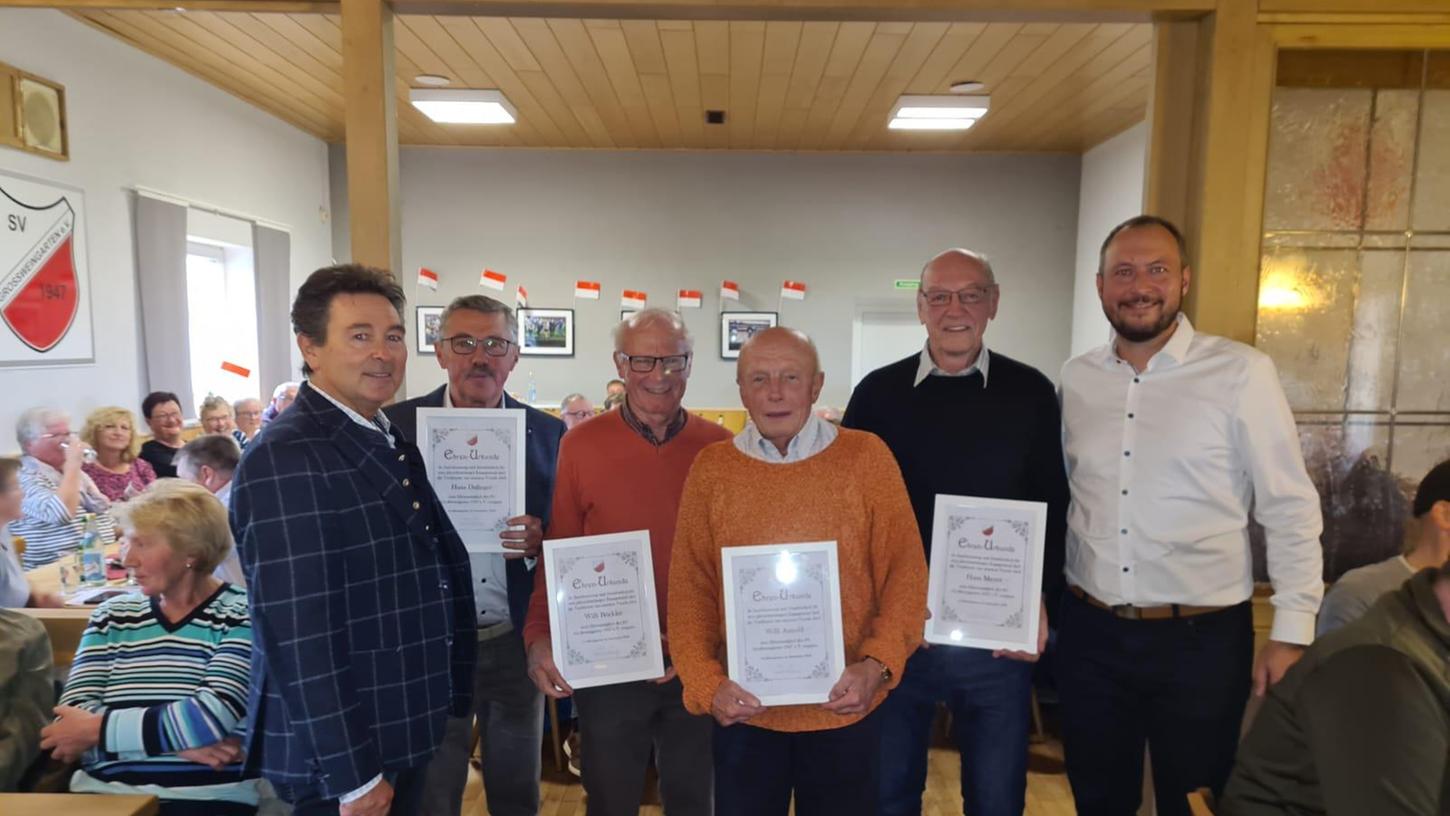 Bürgermeister Udo Weingart (links) und Verwaltungsvorstand Ettle (rechts) umrahmen die neu gekürten Ehrenmitglieder des SV Großweingarten Hans Dafinger, Willi Böckler, Willi Arnold und Hans Meyer. 
 
