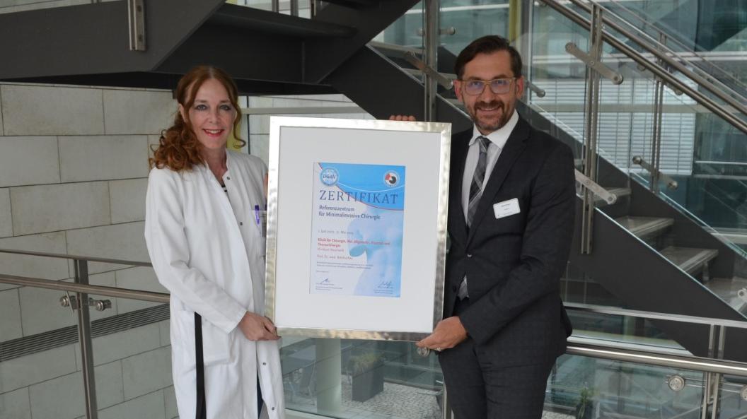 Prof. Dr. Bettina M. Rau und Klinikums-Vorstand Rene Klinger mit dem Zertifikat.