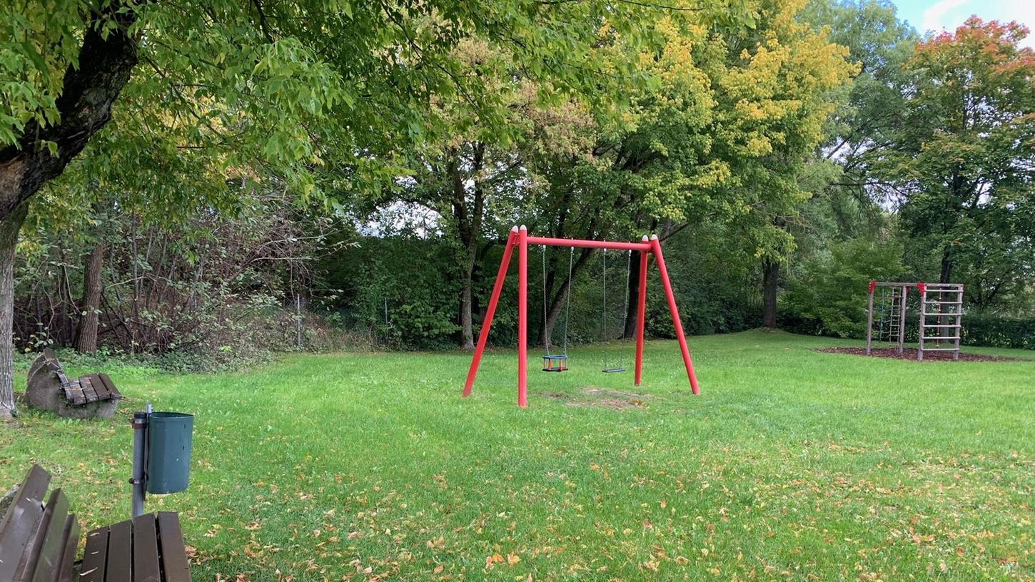 Kaum zu erkennen ist der Bahndamm ist im Hintergrund des schön eingewachsenen Spielplatzes in der Unterwurmbacher Siedlung. Hier könnte eine Verbindung zum Altdorf entstehen. Kaum zu erkennen ist der Bahndamm ist im Hintergrund des schön eingewachsenen Spielplatzes in der Unterwurmbacher Siedlung. Hier könnte eine Verbindung zum Altdorf entstehen.