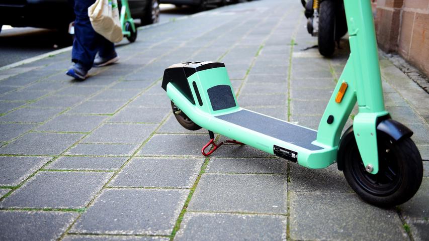 Abgestellte E-Roller als Hindernis: So will die Stadt Nürnberg dagegen angehen Abgestellte E-Roller als Hindernis: So will die Stadt Nürnberg dagegen angehen