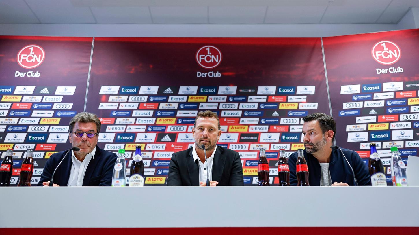 "Sehr geiler Verein" sagt der neue Trainer Markus Weinzierl über seinen neuen Verein. Links FCN-Sportvorstand Dieter Hecking, rechts Pressesprecher Christian Bönig.
