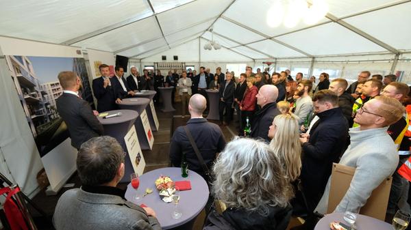 Der Zeitplan wurde eingehalten. Am ersten Wochenende im Oktober sind die ersten Mieter hier eingezogen. Ganz klein ist hinten im Zelt Oberbürgermeister Marcus König zu sehen. Er übergab zusammen mit Verantwortlichen der GBI die 97 geförderte Wohnungen offiziell ihrer Bestimmung. Übrigens war es im Zelt auch deswegen so rappelvoll, weil es draußen in Strömen regnete.