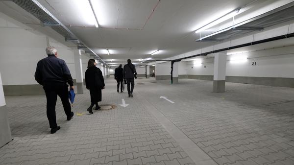 Deswegen ging es durch die trockene Tiefgarage in die Wohnungen. Die GBI hatte Neugierige eingeladen, sie sich anzuschauen, bevor die Mieter einziehen. Angeboten worden waren ein bis vier Zimmer, zwischen 35 und 85 Quadratmetern groß. Barrierefrei, Tiefgarage, Balkon. Die Kaltmiete liegt bei 5,50, 6,50 oder 7,70 Euro pro Quadratmeter – je nach Einkommen der Mieter. Der Rest wird bezuschusst.