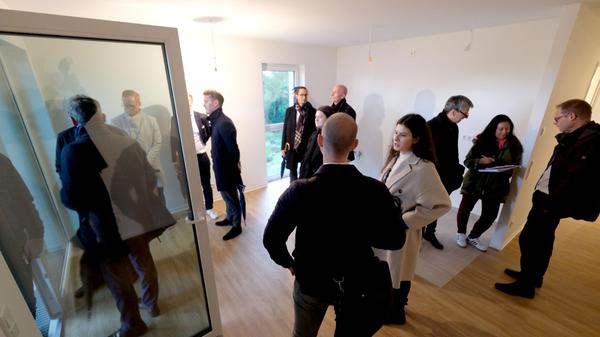 Die Besucher lobten: Günstige Miete und ansprechende Architektur, das geht. Nach dem aktuellen städtischen Mietenspiegel liegt die Durchschnittsmiete für kleine Wohnungen in begehrten Stadtteilen wie in diesem Fall Mögeldorf bei 15,55 Euro pro Quadratmeter. Kein Wunder, dass sich auf die 97 Wohnungen rund 3500 Interessenten beworben hatten. Überhaupt fehlen in Nürnberg günstige Mietwohnungen - egal, in welchem Stadtteil.