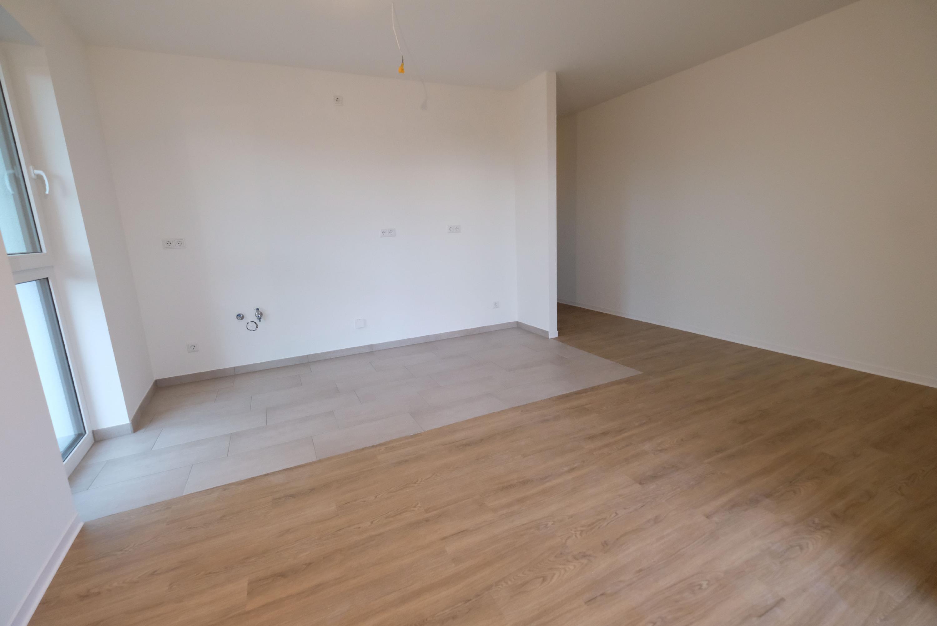 Und so sieht die Küche ohne neugierige Besucher aus. Der Boden ist für die Küchenzeile gefliest, es liegt Parkett. Jede Wohnung hat Balkon oder Loggia.