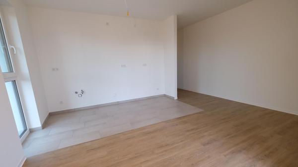 Und so sieht die Küche ohne neugierige Besucher aus. Der Boden ist für die Küchenzeile gefliest, es liegt Parkett. Jede Wohnung hat Balkon oder Loggia.