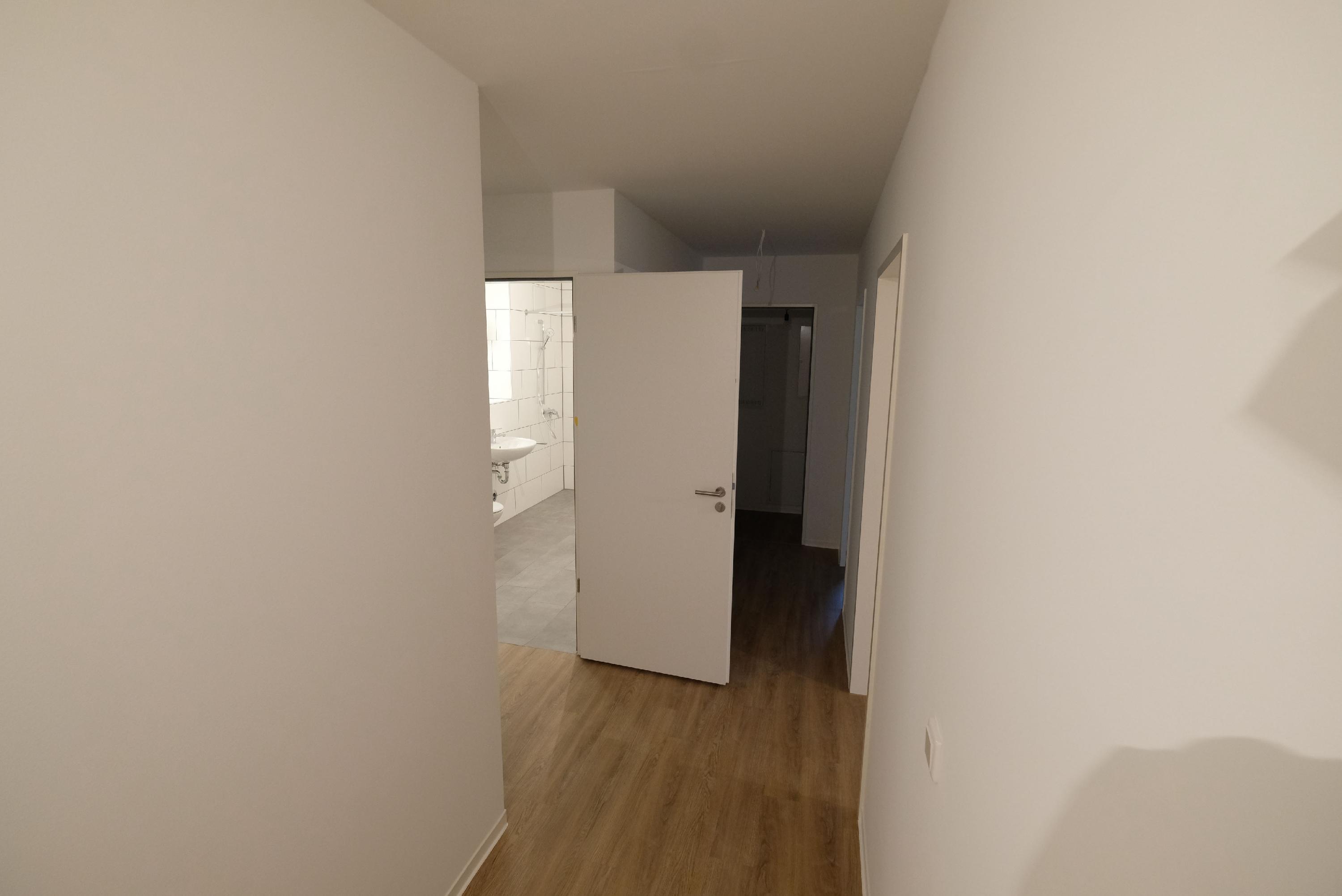 Und hier geht es links ins Bad. Die Kaltmiete ist übrigens auf 25 Jahre festgeschrieben, der Kündigungsschutz gilt ebenso lange. 