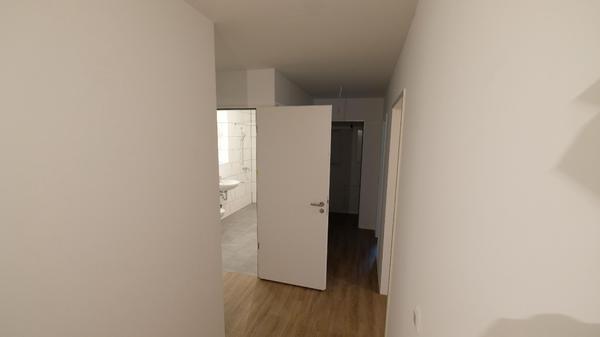 Und hier geht es links ins Bad. Die Kaltmiete ist übrigens auf 25 Jahre festgeschrieben, der Kündigungsschutz gilt ebenso lange.