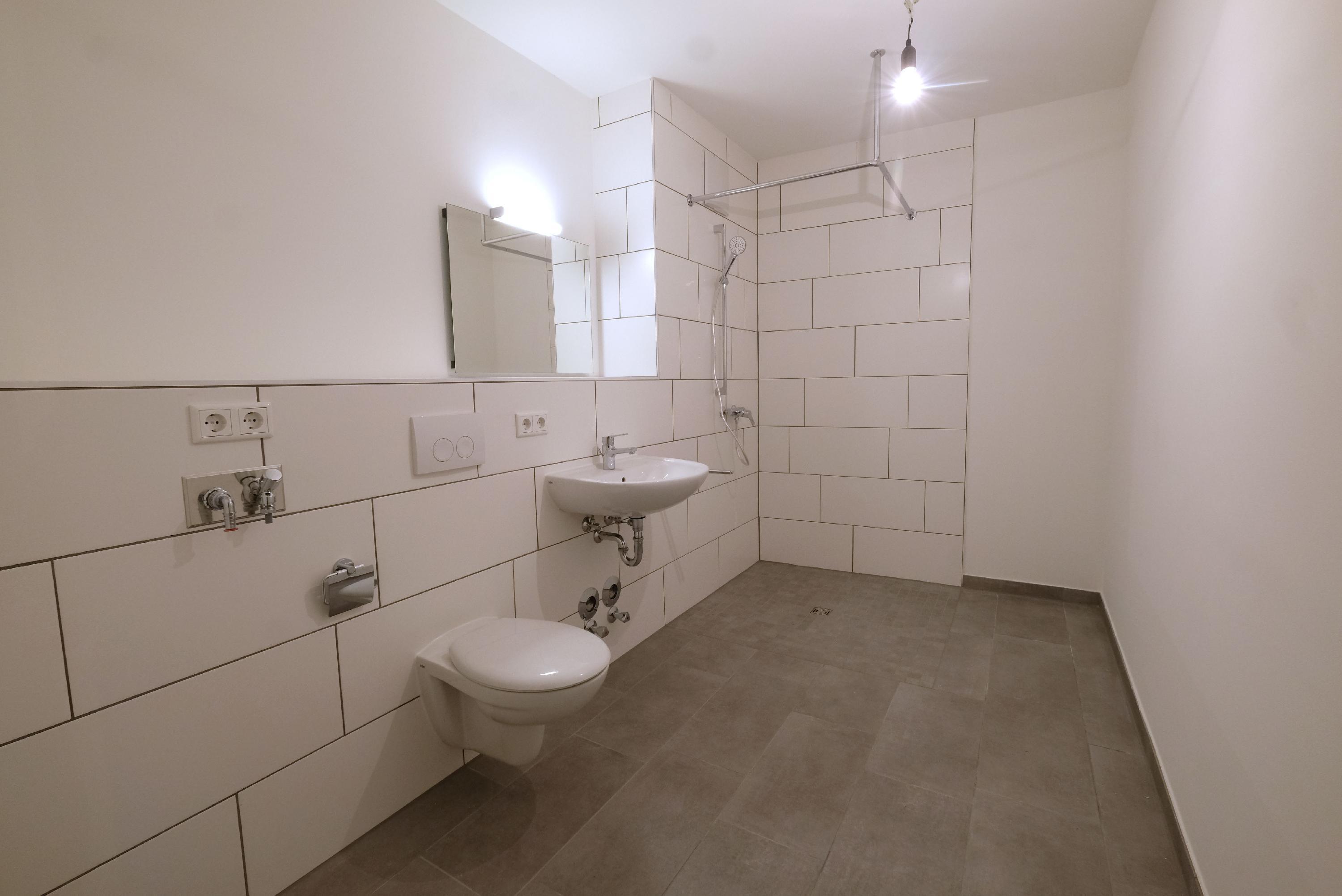 Sehr modern sind die großen Fliesen im Badezimmer. 