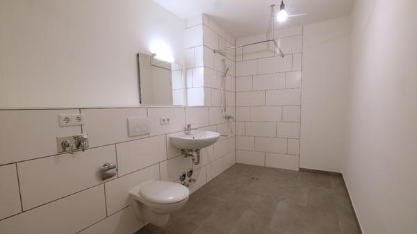 Sehr modern sind die großen Fliesen im Badezimmer.