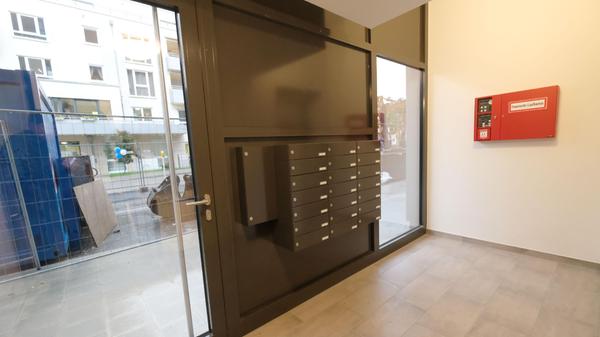 Willkommen! Auch der Eingangsbereich riecht noch nagelneu. Durch die Glastür ist zu erkennen, dass die Bauarbeiten im restlichen Quartier weiter gehen. Leiser wird es hier erst im Sommer 2023. Dann soll das "Seetor City Campus" endlich ganz und gar fertig sein.