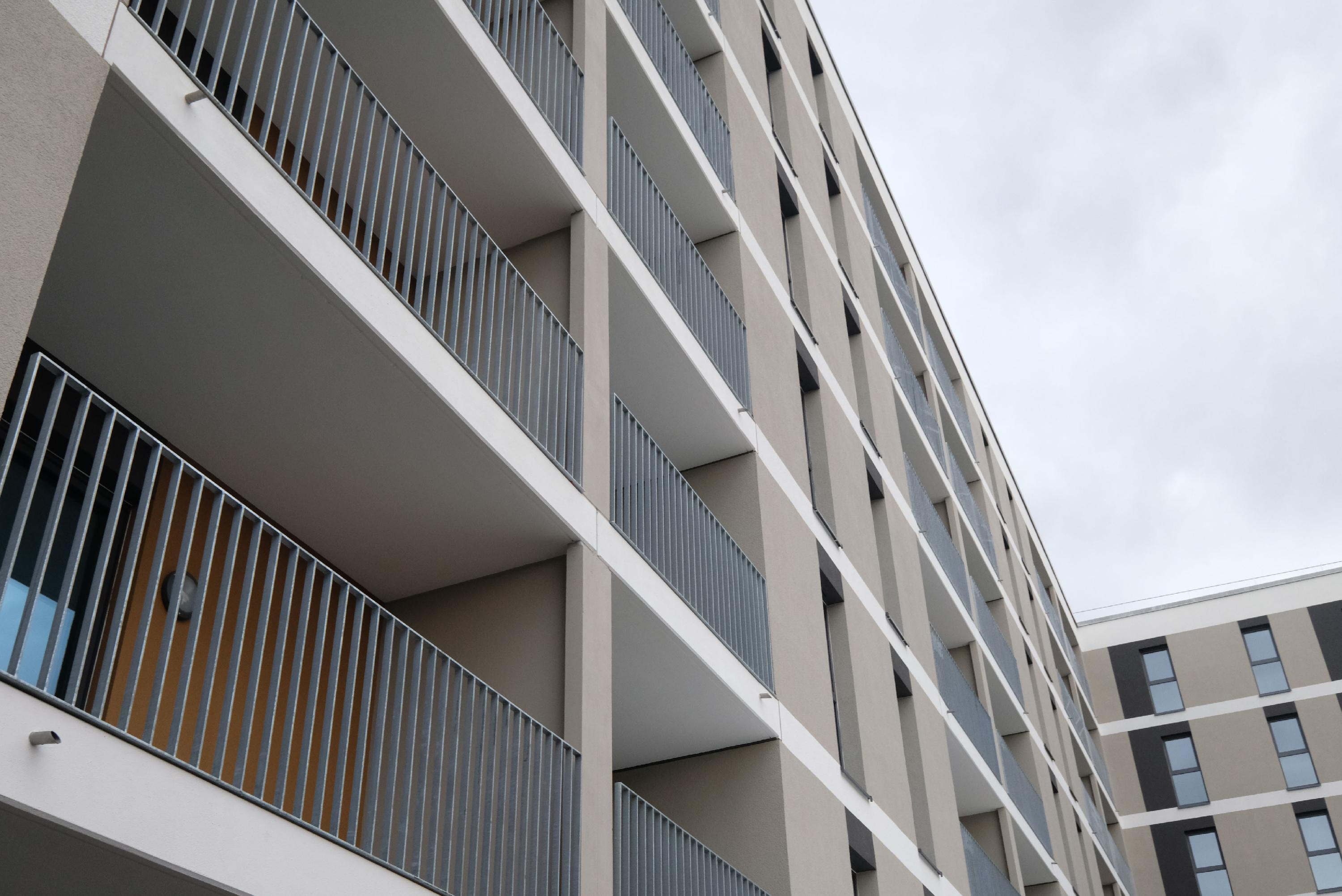 Neben diesen geförderten Wohnungen werden im Quartier auch 200 frei finanzierte Eigentumswohnungen gebaut. Deren Verkaufspreise liegen zwischen 6.500 bis 11.800 Euro pro Quadratmeter. Es gibt auch wahre Luxusbleiben, die viele Millionen Euro kosten.