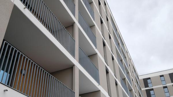 Neben diesen geförderten Wohnungen werden im Quartier auch 200 frei finanzierte Eigentumswohnungen gebaut. Deren Verkaufspreise liegen zwischen 6.500 bis 11.800 Euro pro Quadratmeter. Es gibt auch wahre Luxusbleiben, die viele Millionen Euro kosten.