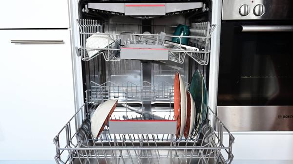 Auch die Spülmaschine frisst heimlich Strom - und ist dabei oft sogar noch tückischer als der Fernseher. Denn viele Spülmaschinen verfügen über einen "Schein-Aus-Knopf", das heißt, das Gerät verbraucht weiterhin Strom, obwohl man es eigentlich abgeschaltet hat. Um das zu verhindern, hilft nur eines: Stecker ziehen. Das kann vor allem bei Spülmaschinen natürlich nervig sein, da der Stecker oft kaum erreichbar liegt. Wer aber auf Nummer sicher gehen will, wird wohl oder übel etwas in der Küche herumrobben müssen.