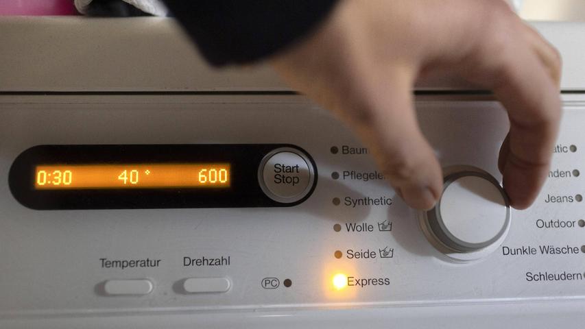 Waschmaschinen und Wäschetrockner verfügen ebenso wie die Spülmaschine gerne über einen Aus-Knopf, der gar kein richtiger Aus-Knopf ist. Auch hier sollte man also tatsächlich den Stecker ziehen, damit die Maschinen nicht im Standby-Modus sind und dabei Strom ziehen.