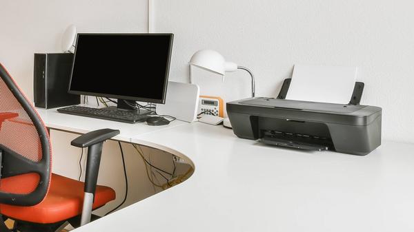 PC, Drucker und Monitore sind ebenfalls Geräte, die man der Einfachheit halber gern eingesteckt oder gar im Standby-Modus lässt. Diese Angewohnheit sollte man in aktuellen Zeiten aber am besten hinter sich lassen, denn diese verbrauchen etwa 80 kWh im Jahr. Wenn man dann auch noch mehrere solcher Geräte hat und im Energiesparmodus lässt, kommt da einiges zusammen. Schon allein ein PC mit angeschlossenem Drucker verbraucht bei einem Strompreis von 0,30 Euro pro kWh etwa 20 Euro im Jahr. Außerdem sollte man bedenken, dass alte Geräte deutlich mehr Strom verbrauchen als neue. Das gilt auch für Stereoanlagen. Wer zum Beispiel noch eine alte Stereoanlage besitzt und diese dauerhaft im Standby hat, sollte diese schleunigst ausschalten oder ausstecken und wirklich nur bei Benutzung einschalten. Mit einem Verbrauch von etwa 120 kWh ist die Stereoanlage unter den Top-Stromfressern.