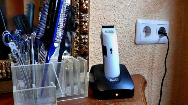 Zwar sind es vor allem die großen Geräte, die im Standby-Modus unnötig viel Strom verbrauchen, doch auch die kleinen Dinge sollte man nicht unterschätzen. Elektrische Rasierer, elektronische Zahnbürsten, Haustelefone und Ladekabel, die die ganze Zeit in der Steckdose stecken, ziehen Strom. Bei einem schnurlosen Telefon sind das zwar "nur" etwa 24 kWh, bei einem neuen Handyladekabel nur etwa 2,4 kWh, trotzdem kann da einiges zusammenkommen. Schließlich besitzt man normalerweise mehrere solcher kleineren Geräte und viele Ladekabel für Handy, Kopfhörer, Laptop und so weiter. Auch hier empfiehlt es sich also, die Stecker nicht einfach in der Steckdose zu lassen, sondern wirklich nur bei Benutzung oder bis zur vollständigen Aufladung einzustecken und auch die Ladestationen auszustecken, wenn sie nicht gebraucht werden.