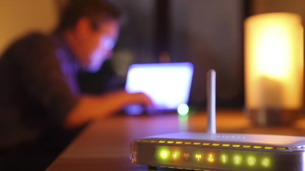 Natürlich gibt es aber auch einige Geräte, die man nicht einfach vom Strom nehmen sollte. Wie der oben bereits genannt OLED-Fernseher gehören dazu außerdem Router, vor allem für diejenigen, die ein Festnetztelefon besitzen. Dieses läuft meistens über den Router und kann weder erreicht noch zum Telefonieren verwendet werden, wenn der Router ausgesteckt ist. Dazu kommt noch, dass elektronische Geräte wie beispielsweise Smartphones nachts Updates durchführen und dafür WLAN benötigen. Das Ausstecken schadet bei Routern zwar nicht, ist aber dennoch nicht allzu sinnvoll, auch, weil es vergleichsweise wenig Strom spart. Wer seine Updates aber sowieso erst am nächsten Tag macht, kann durch ein einfaches Knopfdrücken oder über die Einstellungen auch einfach nachts das WLAN ausschalten und so Strom sparen. Ein weiteres Gerät, das man nicht vom Strom nehmen sollte, ist der Tintenstrahldrucker. Dieser führt jedes Mal, wenn er vom Netz genommen und dann wieder eingeschaltet wurde, einen Druckkopfreinigungslauf durch, vorbei viel Tinte verbraucht wird.