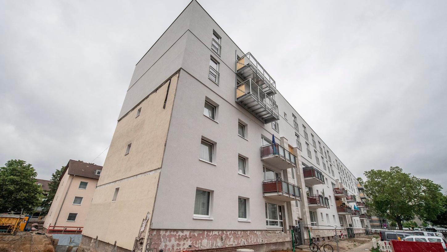 Ein Mehrfamilienhaus in Frankfurt wurde um zwei neue Obergeschosse aufgestockt.