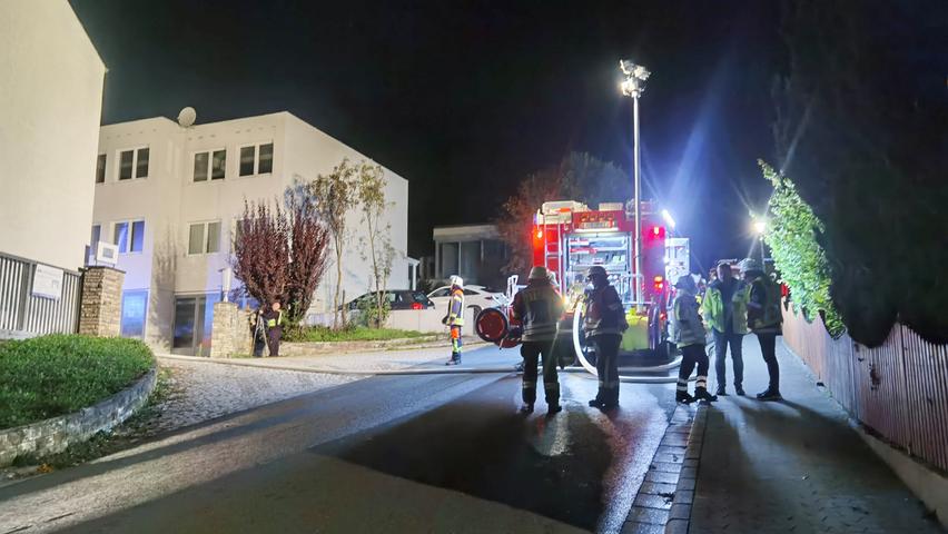 An dem Haus entstand laut Polizeiangaben ein Sachschaden in Höhe von mehreren zehntausend Euro.