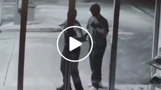 Video: Peinlich-Einbrecher scheitern an Tankstellen-Tür - und gehen weg