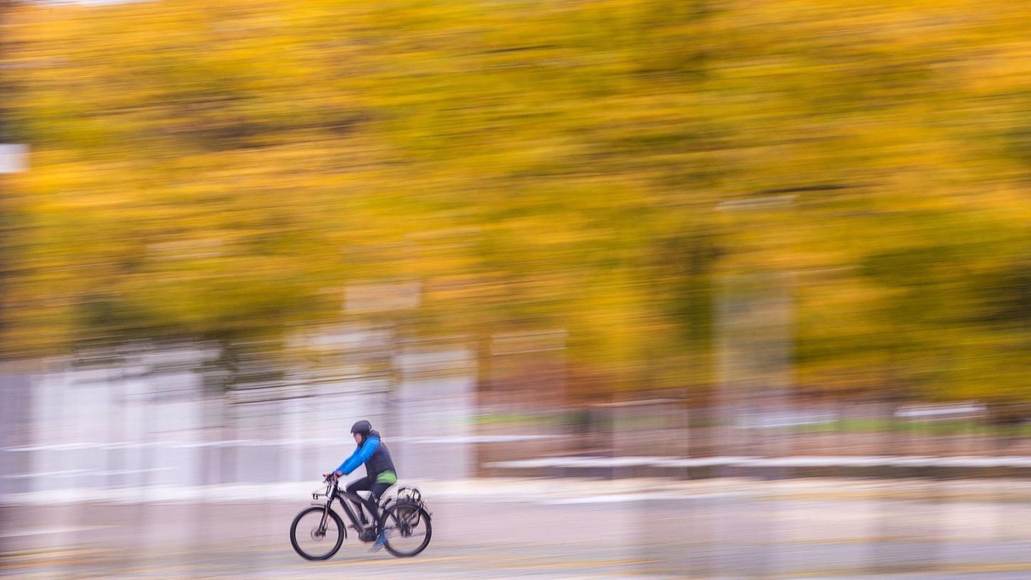 Wer im Herbst mit dem Rad unterwegs ist, sollte möglichst rutschfeste Reifen haben.