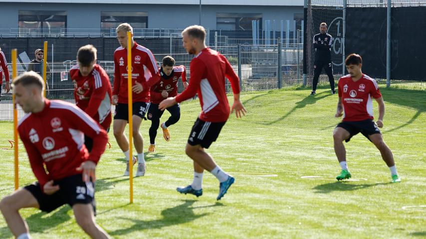 Bis auf Tim Handwerker begannen alle Profis des 1. FC Nürnberg auf dem Platz. Auch Mats Möller Daehlie und Florian Hübner waren mit dabei, machten aber noch nicht alle Übungen mit. 