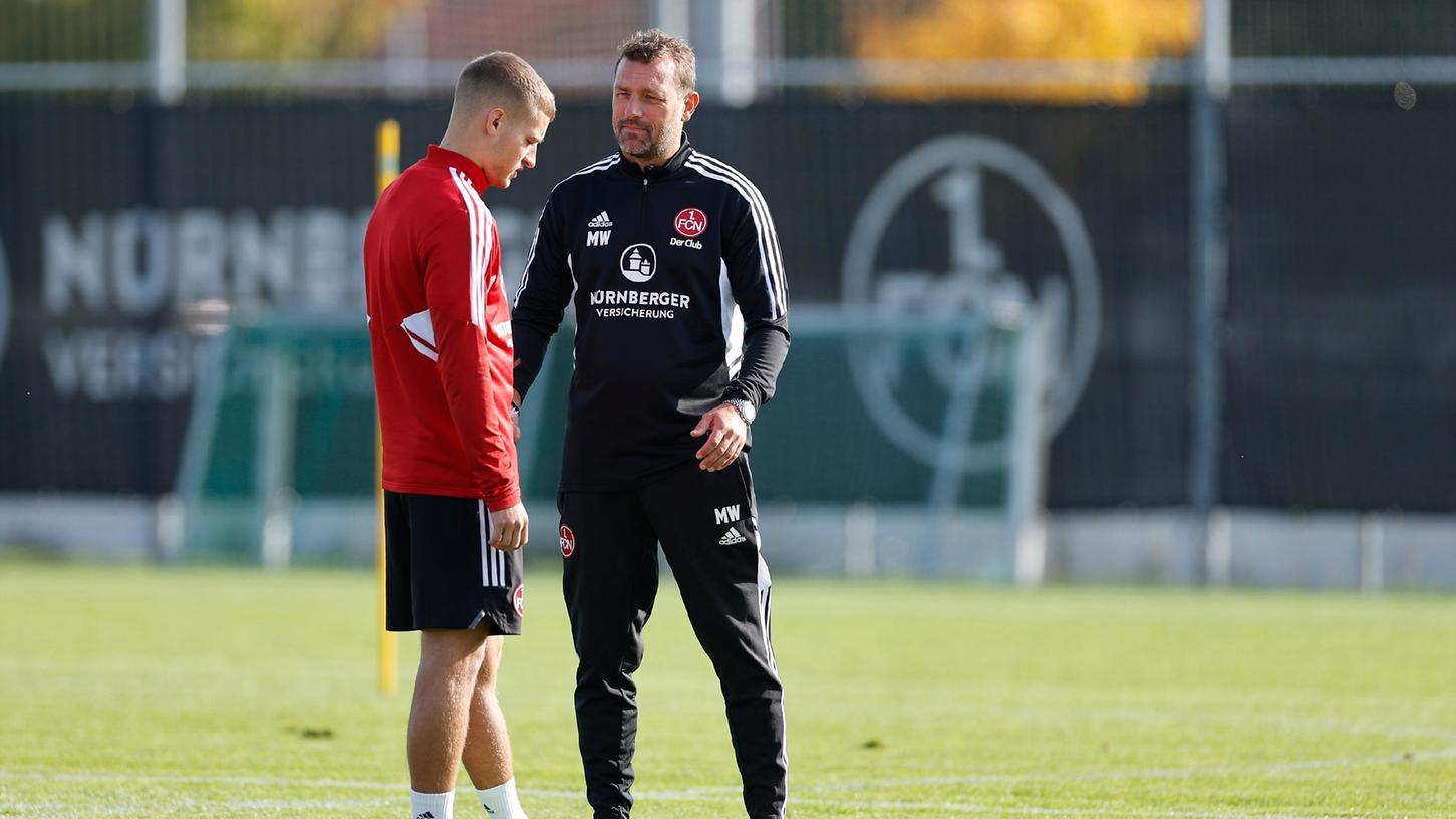 Nürnbergs neuer Coach und Fabian Nürnberger: Markus Weinzierl bereitet sich mit seiner Mannschaft intensiv auf das Heimspiel gegen Holstein Kiel vor. Fabian Nürnberger könnte dabei zurück in den Club-Kader rücken. Nürnbergs neuer Coach und Fabian Nürnberger: Markus Weinzierl bereitet sich mit seiner Mannschaft intensiv auf das Heimspiel gegen Holstein Kiel vor. Fabian Nürnberger könnte dabei zurück in den Club-Kader rücken.