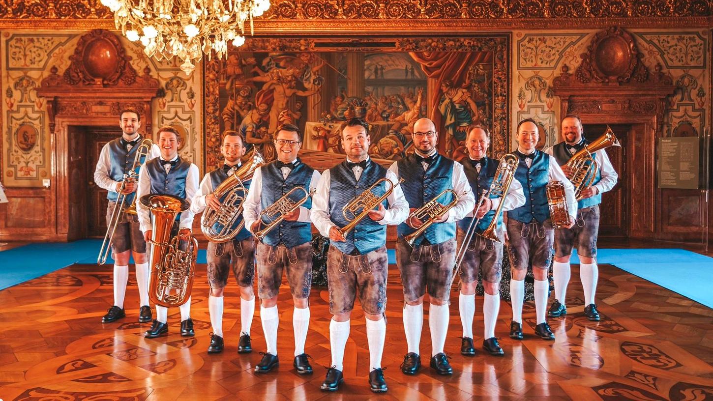 Jens Lohmüller (vorne) und seine Musiker in historischer Kulisse. Die Aufnahmen für das Fernsehen entstanden aber nicht im Rother Schloss Ratibor, sondern auf der Nürnberger Maxbrücke.  