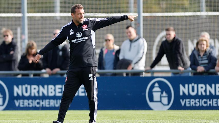 Der neue Wegweiser: Rund 300 Fans verfolgten am Valznerweiher die erste Einheit unter Trainer Markus Weinzierl. Der neue Wegweiser: Rund 300 Fans verfolgten am Valznerweiher die erste Einheit unter Trainer Markus Weinzierl.