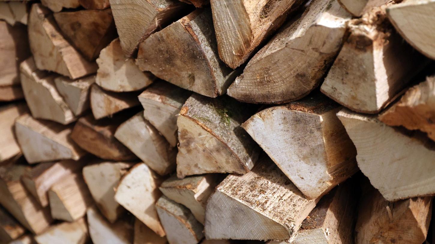 Brennholz aus dem Wald darf nicht einfach so mitgenommen werden. In Deutschland gibt es klare Regeln.
