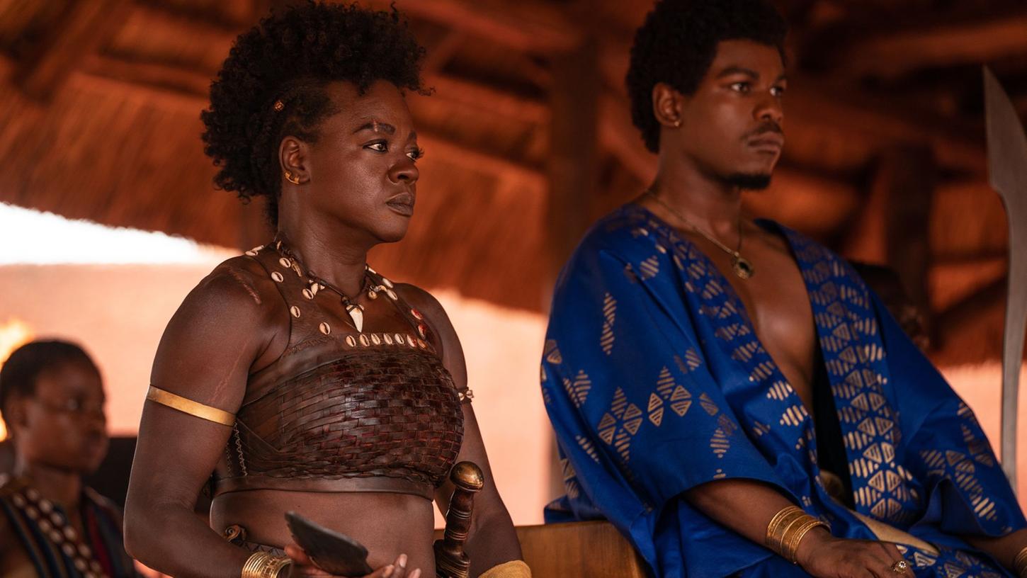 Viola Davis (l) als Nanisca und John Boyega als King Ghezo in einer Szene des Films "The Woman King".
