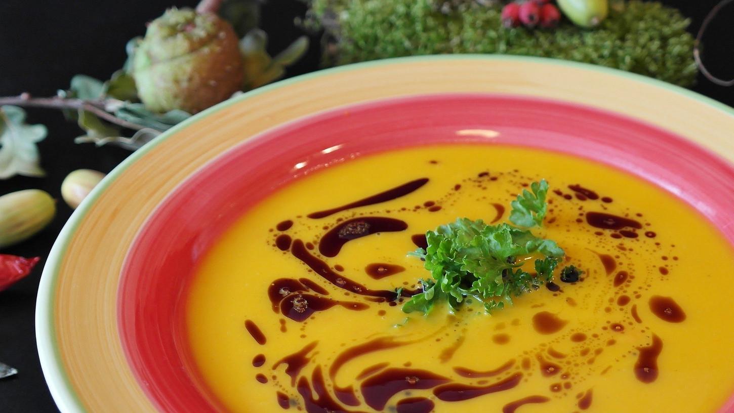 Die Kürbissuppe ist ein kalorienarmer und leckerer Klassiker der Herbstsaison.
